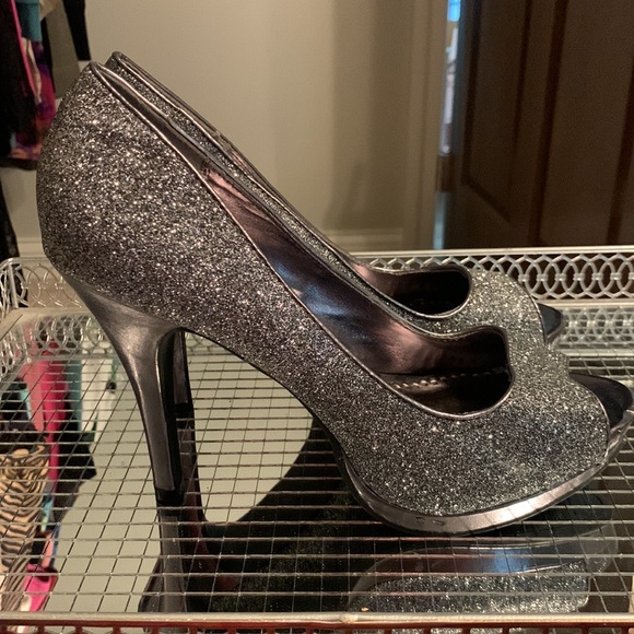 BNWOT Rampage dark grey glitter peel toe pumps size 9 - Picture 3 of 5